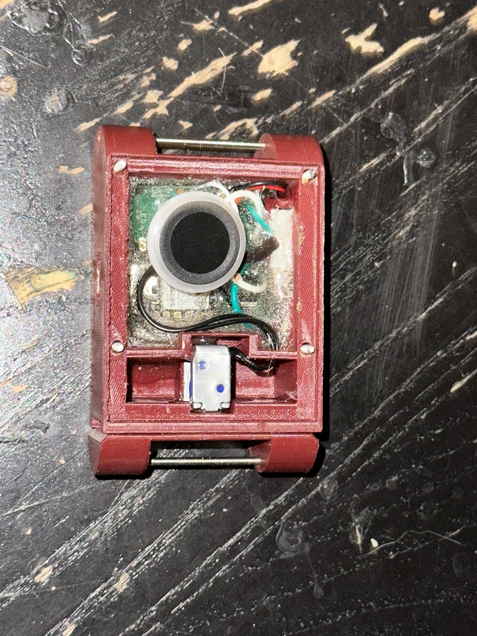 V5 internal locking mechanism